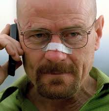 Hala bu ikisinin aynı kişi olduğuna aklım ermiyor, nasıl anlatılır  bilmiyorum ama Bryan Cranston kel ve bıyıklı ya da keçi sakallı ve gözlüklü  olduğunda tamamen tanınmaz halde, sanki bir kılık değiştirme gibi,