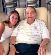 امتدت فترة حكم محمد حسني مبارك لمصر ثلاثة عقود، مما يجعلها الأطول منذ 1952 العام الذي أنهت الحكم الملكي. Ù…Ø­Ù…Ø¯ Ø­Ø³Ù†ÙŠ Ù…Ø¨Ø§Ø±Ùƒ ÙŠØ¸Ù‡Ø± Ù…Ù† Ø¬Ø¯ÙŠØ¯ ÙˆÙ„ÙƒÙ† Ù‡Ø°Ù‡ Ø§Ù„Ù…Ø±Ø© Ø¹Ù„Ù‰ Ø´Ø¨ÙƒØ§Øª Ø§Ù„ØªÙˆØ§ØµÙ„ Ø§Ù„Ø¥Ø¬ØªÙ…Ø§Ø¹ÙŠ