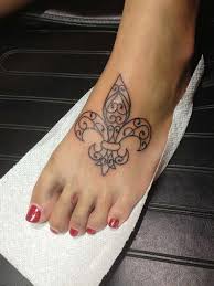 Parmi les dessins les plus répandus, on peut lister chaînes et bracelets, fleurs. Tatouage Fleur De Lotus Et Tatouage Fleur De Lys Toutes Nos Inspirations