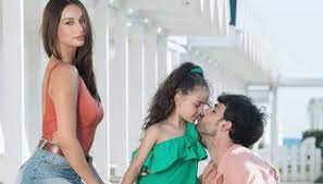 Nel post, una foto della coppia che tiene in braccio la piccola jasmine, all'epoca nata da qualche mese. Francesca Tocca La Figlia Jasmine Dilei