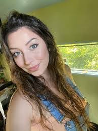 Caitlin Hendrickson's Instagram, Twitter & Facebook