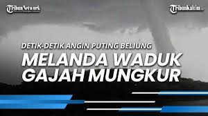 Angin puting beliung berukuran besar menerjang kawasan waduk gajah mungkur, wonogiri, jawa tengah. Hbdbfchfkaretm