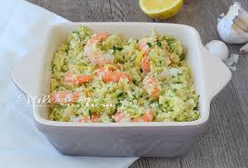 Si tratta di un abbinamento che viene spesso usato per la pasta quello fra salmone e zucchine (come ad esempio nella ricetta dei fusilli al pesto di zucchine e salmone ) che può risultare indovinato anche per la famosa ricetta asiatica. Cous Cous Gamberi Zucchine E Limone Ricette Ricette Facili Ricette Estive