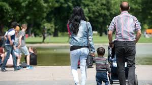 Derzeit erhalten wir viele anfragen, warum der kinderbonus noch immer nicht überwiesen wurde. Kindergeld Kurzungen Fur Familien Im Ausland Gefordert Politik Nordbayern