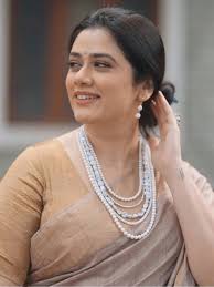 Pure grace with a touch of effortless charm Girija Oak proves that elegance  never needs to be loud it just shines naturally #GirijaOak #MarathiActress  #NaturalBeauty