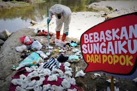 Poster kendalikan sampah plastik : Popok Limbah Berbahaya Yang Cemari Sungai Sungai Di Jawa Mongabay Co Id