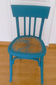 Après séchage de la peinture, la customisation peut. Diy Deco Pour Relooker Une Chaise En Bois L Agenda De La Nantaise