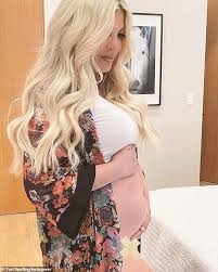 Video player preview of cameo. Tori Spelling Admits She S Not Pregnant In Lengthy Post Defending Controversial April Fools Day Snap Aktuelle Boulevard Nachrichten Und Fotogalerien Zu Stars Sternchen