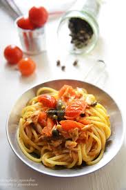Istruzioni per la preparazione cuocere le penne in abbondante acqua salata. Spaghetti Sgombro Capperi Pomodorini Una Siciliana In Cucina