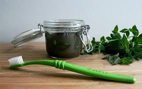Homemade Coconut Oil Toothpaste Avec Images Deodorant Naturel Remedes Naturels Sante Beaute