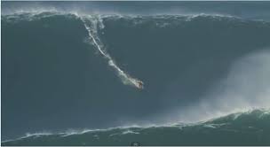 Record du monde battu pour le brésilien carolos burle qui a réussi à surfer une vague de 30,5 mètres. Il Bat Le Record De La Vague Surfee La Plus Haute