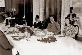 صورة من العام 1940 من داخل قصر الأمير محمد عبد المنعم نرى فيها الملك فاروق الأول و يجلس أمامه الأمير محمد عبد المنعم و إلى ي Egyptian History Egyptian Egypt