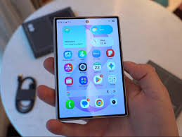 Mở hộp Samsung Z Fold 8: Thiết kế đổi mới nhỏ gọn, pin trâu hơn!