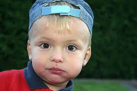 Melez Erkek Bebek Battaniyenin üzerinde Yatıyor Kopya Alanı Neşeli Gülüyor  Fotoğraf Arka plan Ve Ücretsiz İndirmek İçin Resim