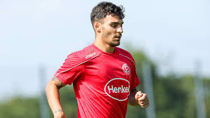 Kaan ayhan, bundeliga'da 32 kez, bundesliga2'de 40 defa forma giyerken şampiyonlar ligi'nde ise 5 kez. Kaan Ayhan Wechselt Von Fortuna Dusseldorf Zu Sassuolo In Die Serie A Kicker