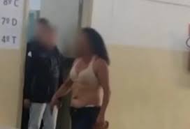Mulher invade escola e tira a roupa durante discussão com funcionário 