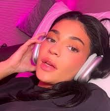 Kiara Barker's Instagram, Twitter & Facebook