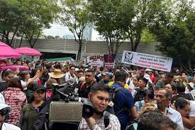 Replican empleados del IMSS marcha; aguardan mesa en Segob