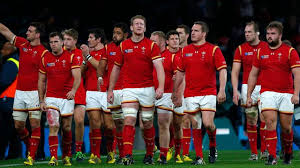 Le maillot des joueurs de l'équipe de rugby du pays de galles est orné de trois plus d'autruche en référence à la bataille de crécy. La Composition Du Pays De Galles Contre Le Xv De France Rhys Webb Ecarte Minute Sports