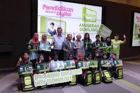 Anugerah pelajar cemerlang politeknik telah diwujudkan sebagai pengiktirafan kepada pelajar yang telah menunjukkan prestasi cemerlang dalam akademik dan kokurikulum. Anugerah Pelajar Cemerlang In English Ostenaxe