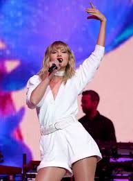 Taylor Swift Reveals Her New Job In Miss Americana Nail Artist Taylor Swift Nails Taylor Swift Hot Taylor Swift