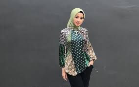 Modelnya yang simpel dan terkesan lebih feminin membuat atasan ini jadi favorit. 7 Model Baju Atasan Batik Wanita Yang Panjang Dan Modern Galadiva Com