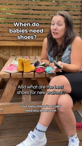 When babies really need shoes and what those should should actually be  doing for their feet? Comment FIRST for my full list of recommendations!  #babyshoes #firstshoes #mumsofinstagram