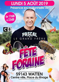 Mais apparemment, ce qu'il gagne ne suffit pas pour sa survie. Pascal Le Grand Frere Attendu A La Fete Foraine