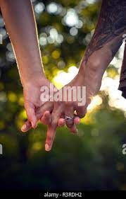 Las Manos De La Gente Amorosa Estan Entrelazadas Fotografia De Stock Alamy
