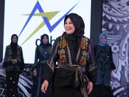 Antara lain baju untuk ke pesta dengan di desain menjadi jaket, rok, outher, dress,sarimbitan maupun baju sehari hari. Model Gamis Terbaru Tenun Fashionita