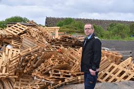 Se efter om dyr bor i bålet og flyt eventuelt bålet kort før afbrænding. St Hans Bal Sjekker Sankthansbal For Helga Ser Etter Isopor Og Soppel