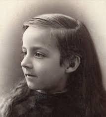 View from her Sickbed Passing 42 Hay Street, opposite the Rec, it is likely  you would not notice that the right-hand bedroom window extends lower than  the others. This house, built in