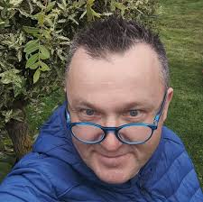 Kolejne dwie rodziny nurogęsi bezpieczne nad Wisłą! 🦆💚 Dzięki współpracy  pracowników, wolontariuszy, Straż Miejska w Warszawie i Łazienek  Królewskich udało się przeprowadzić dwie rodziny nurogęsi z Łazienek do  Portu Czerniakowskiego. 🦆 W