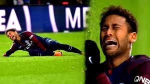 Il a filé directement au vestiaire, sans attendre que mbappé soit prêt à le remplacer. 6 Terribles Blessures De Neymar Youtube