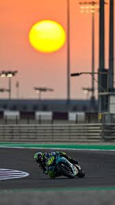 Es conocido por sus excentricidades dentro y fuera de la pista, como por ejemplo vestirse de preso después de una carrera, pintar la moto estilo hippie (esto fue un. Valentino Rossi 2021 Itali M1 Malaysia Petronas Srt Valeyyellow Yamaha Hd Mobile Wallpaper Peakpx