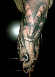 Slipknot est un groupe de nu metal 7 américain, originaire de des moines, dans l'iowa.il est formé par le percussionniste shawn crahan, le batteur joey jordison et le bassiste paul gray les guitaristes kun nong et donnie steele en 1995. Anthrax S Scott Ian Tells Stories Behind His Favorite Tattoos Revolver