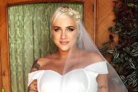 Olyan szomorúnak tűnik rajta az énekesnő. Megszuletett Toth Gabi Kislanya Hannaroza Itt Van Az Elso Foto Is