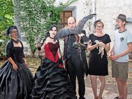Um ihnen zuhause die produktauswahl ein wenig leichter zu machen, hat unser team schließlich das beste aller produkte. Podelwitzer Gothic Hochzeit Ganz In Schwarz