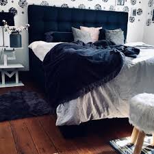 Dunkles Boxspringbett Vor Weisser Wand Boxspringbett Schlafzimmer Ideen Wohnung