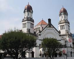 Lawang sewu lawang sewu merupakan sebuah gedung di semarang, jawa tengah yang masyarakat setempat menyebutnya lawang sewu (seribu pintu). Lawang Sewu Wikipedia