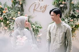 Inspirasi model baju untuk tunangan dan lamaran modern 2020 yang couple ini bisa jadi contoh bagi pasangan kekasih yang. Bikin Penasaran 10 Potret Dinda Hauw Dan Rey Mbayang Saat Lamaran