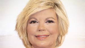 Emma García tiene los pantalones blancos con los que las de 40 serán la  invitada de Comunión perfecta