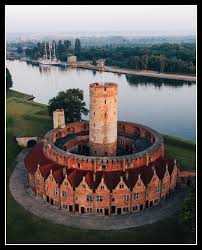 L'actualité en direct partout en europe c'est aussi sur euronews. Gdansk Pologne Castle Unusual Buildings Unique Buildings