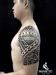 Hình xăm maori vô cùng nổi tiếng với các fan của nghệ thuật tattoo, nhất là phái mạnh. Hinh XÄƒm Maori XÄƒm Hinh Báº¥m Truy Cáº­p Ä'á»ƒ Lien Há»‡ Hinh XÄƒm Maori Hinh XÄƒm Tren Vai