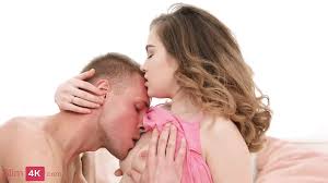 Oğlan, sevimli kız arkadaşını yatak odasında sevişmeye teşvik ediyor