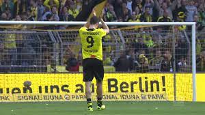 Robert lewandowski matches goalscoring record: Legend Lewandowski Receives Rapturous Send Off At Dortmund Youtube