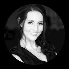 Angela Mora (@angelamora_)