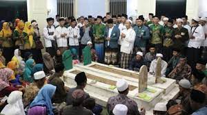 Panduan bacaan doa tahlil ziarah untuk ahli kubur tata cara adab hukum dalil yang dibaca saat ketika masuk kuburan makam wali songo lengkap singkat. Tata Cara Ziarah Kubur Kepada Waliyullah Dengan Bacaan Aksara Arab Dan Latin