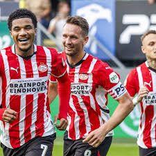 PSV overleeft dankzij Tillman lastige wedstrijd tegen Fortuna en blijft  foutloos