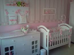 Papel De Parede Para Quarto De Bebe 40 Ideias Uma transformação com papel de parede pode ser exatamente o que seu quarto precisa, seja uma transformação simples ou complexa, existem vários estilos diferentes quando se trata de papel de parede no quarto. papel de parede para quarto de bebe 40